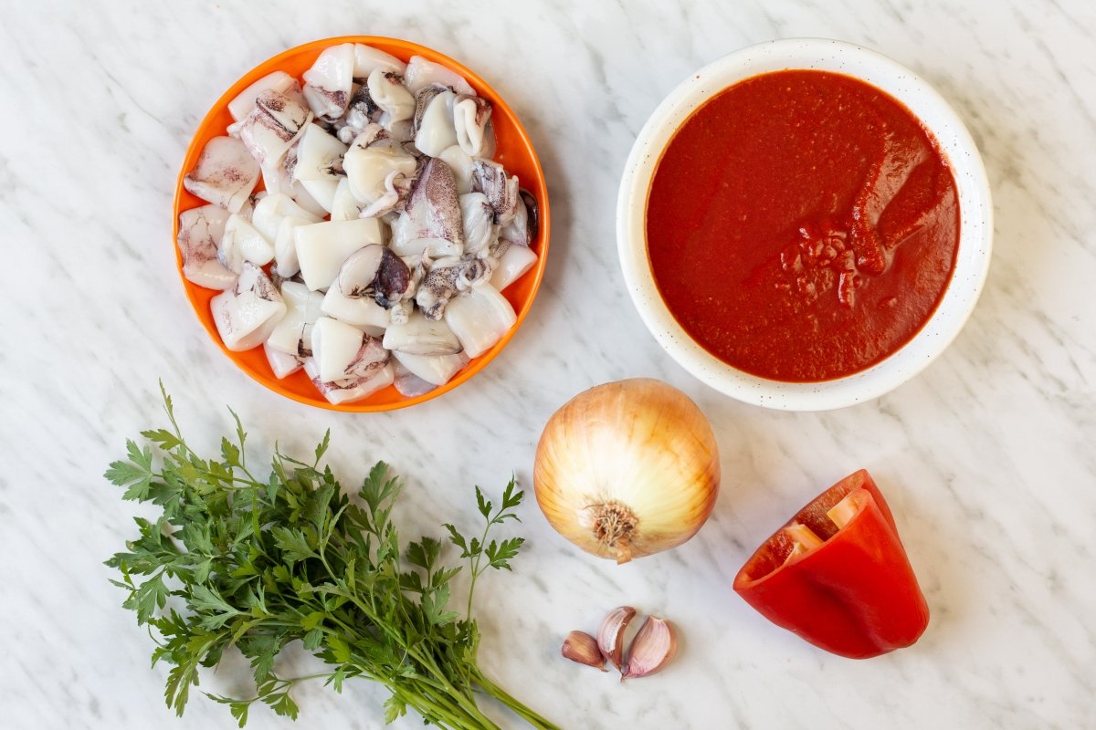 Ingredientes de los chipirones con salsa de tomate