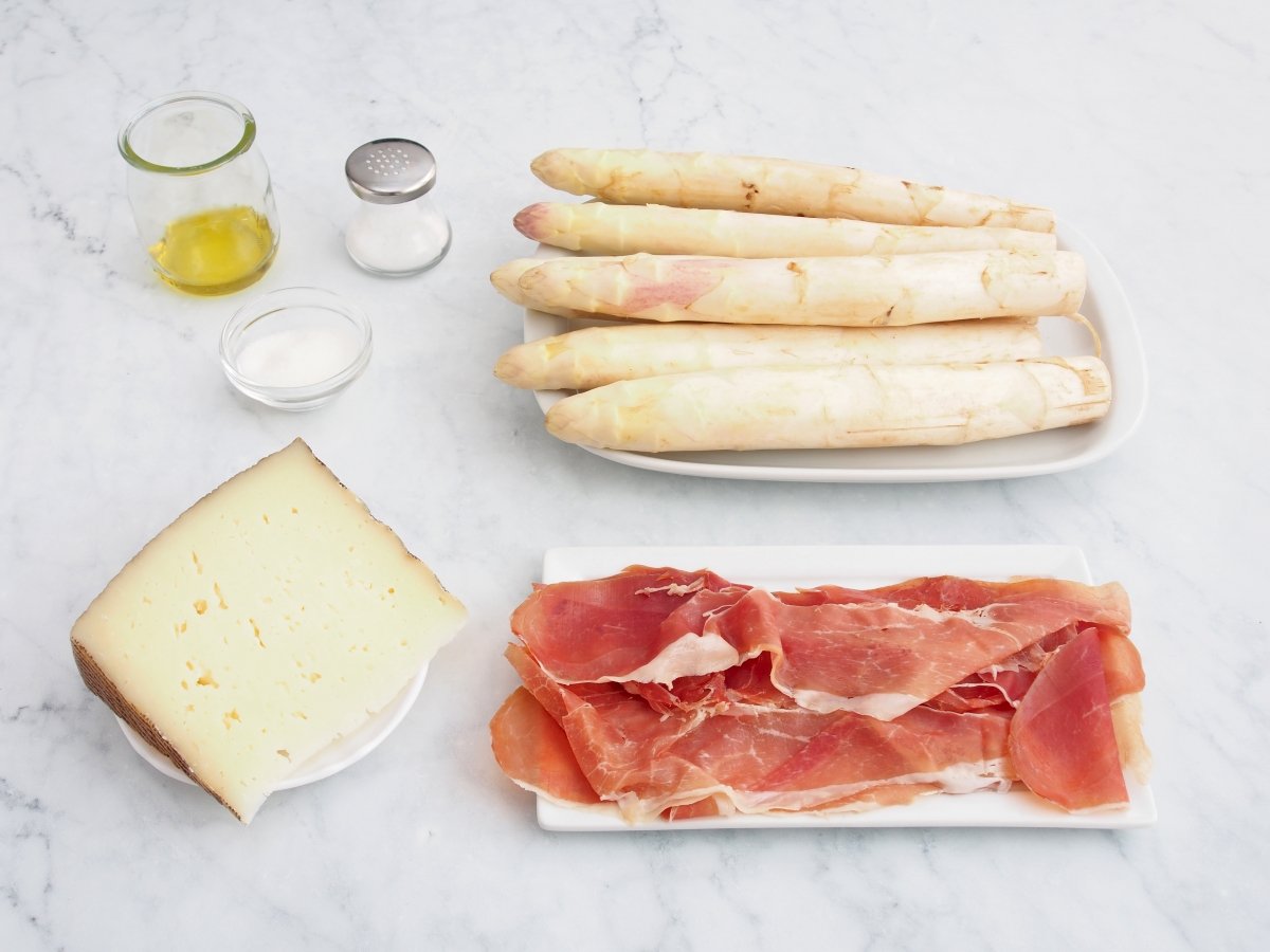 Ingredientes de los espárragos blancos con jamón