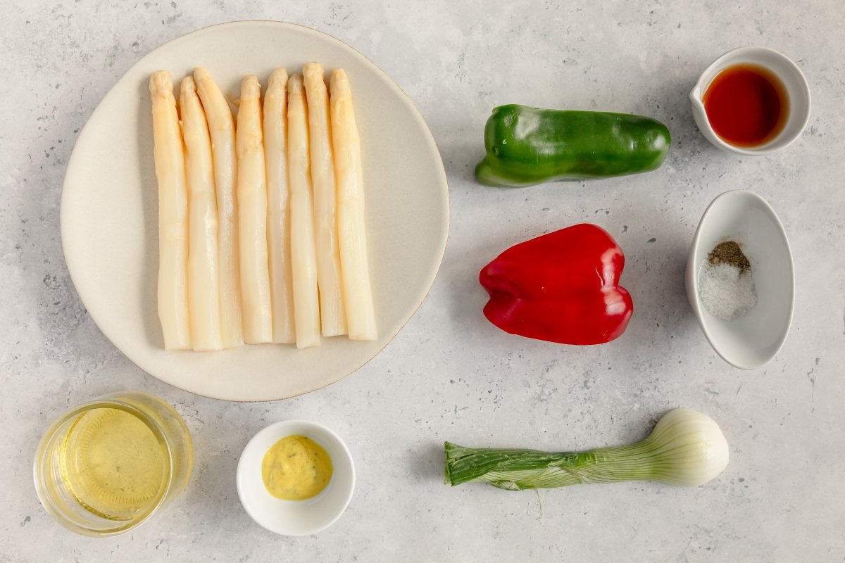 Ingredientes de los espárragos blancos con vinagreta