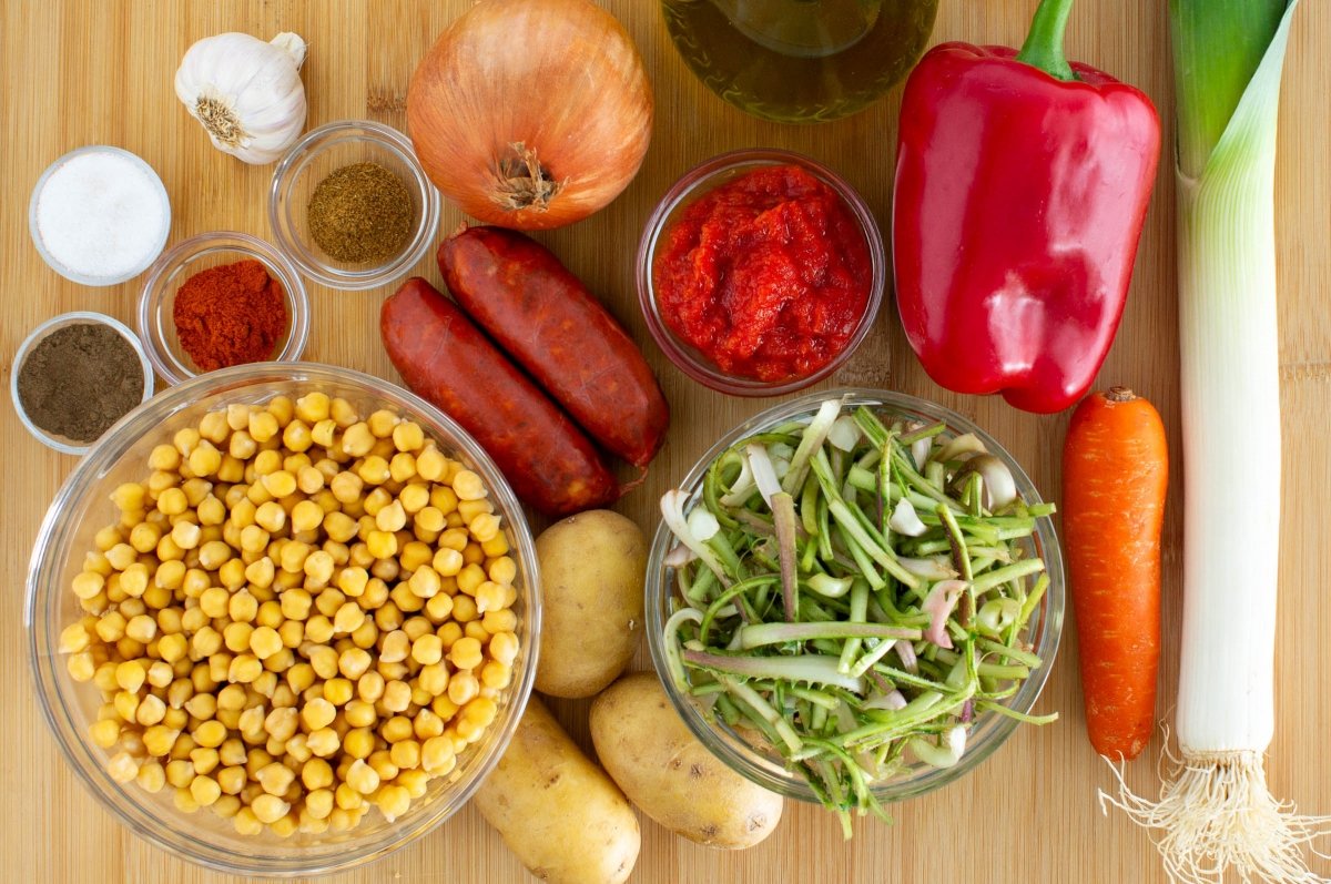 Ingredientes de los garbanzos con tagarninas