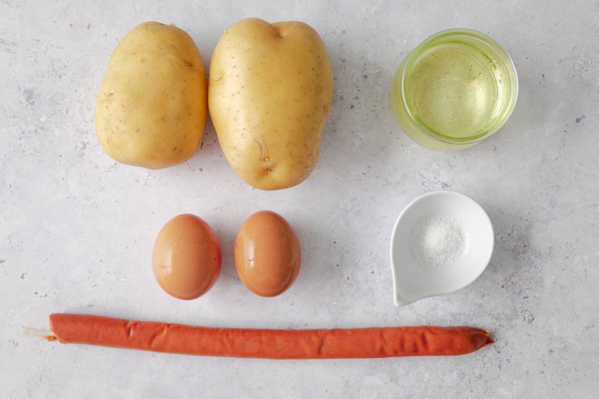 Ingredientes de los huevos rotos con chistorra