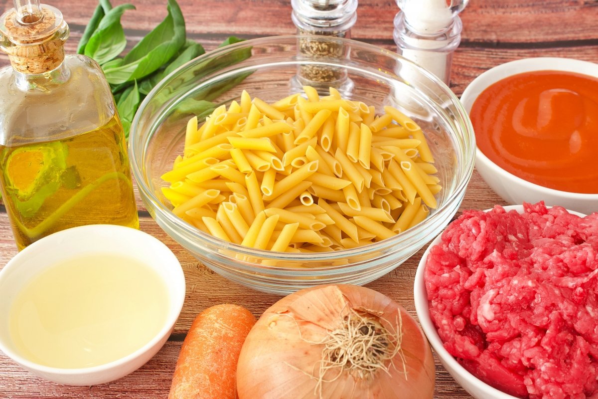 Ingredientes de los macarrones a la boloñesa con carne picada