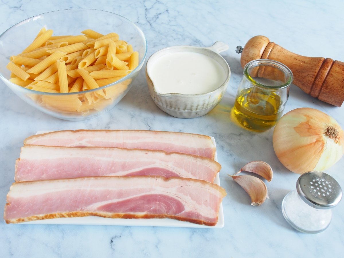 Ingredientes de los macarrones con bacon y nata