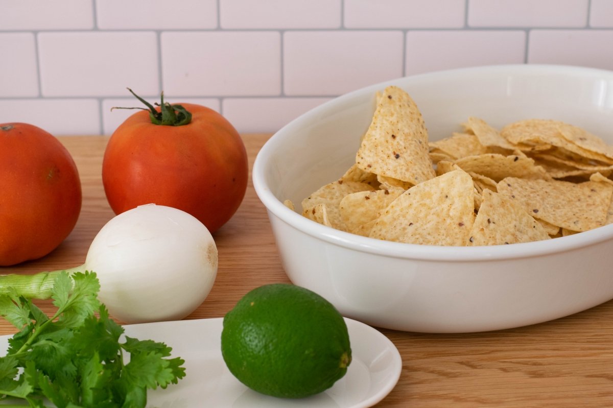 Ingredientes de los nachos con pico de gallo