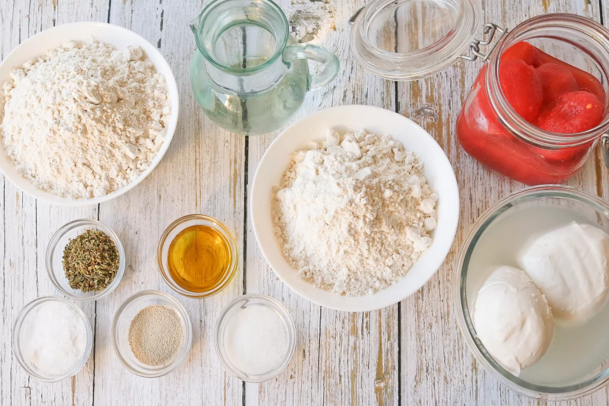 Ingredientes de los panzerotti de tomate y mozzarella