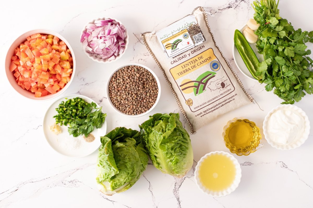 Ingredientes de los tacos de lechuga con lentejas y pico de gallo