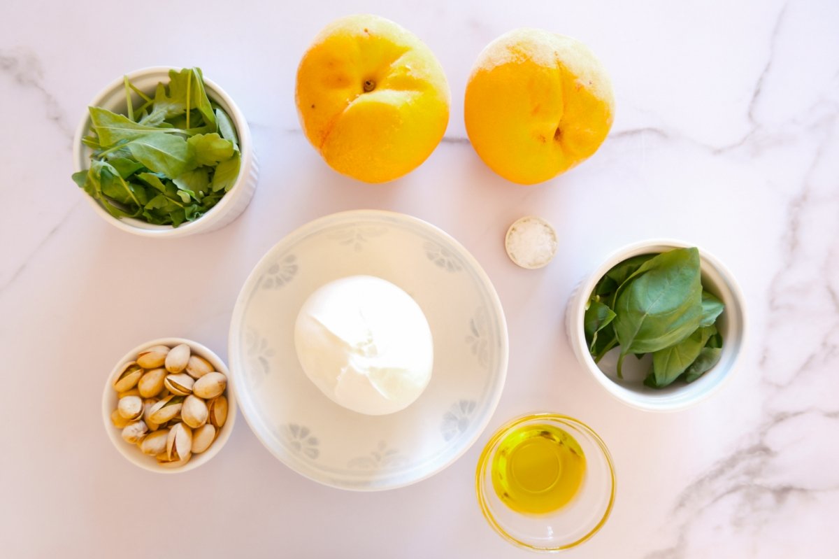Ingredientes de melocotón a la plancha con burrata, pistachos y albahaca