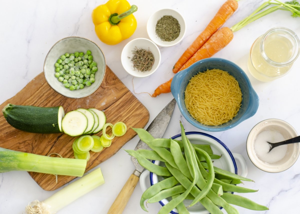 Ingredientes de sopa de fideos y verduras