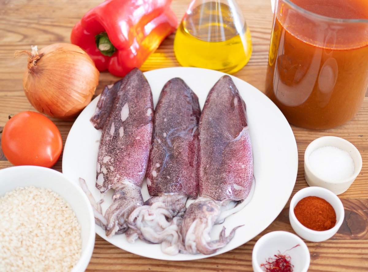 Ingredientes del arroz con pimiento rojo y calamares