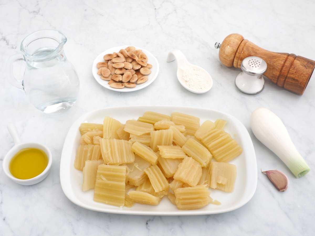 Ingredientes del cardo en salsa de almendras