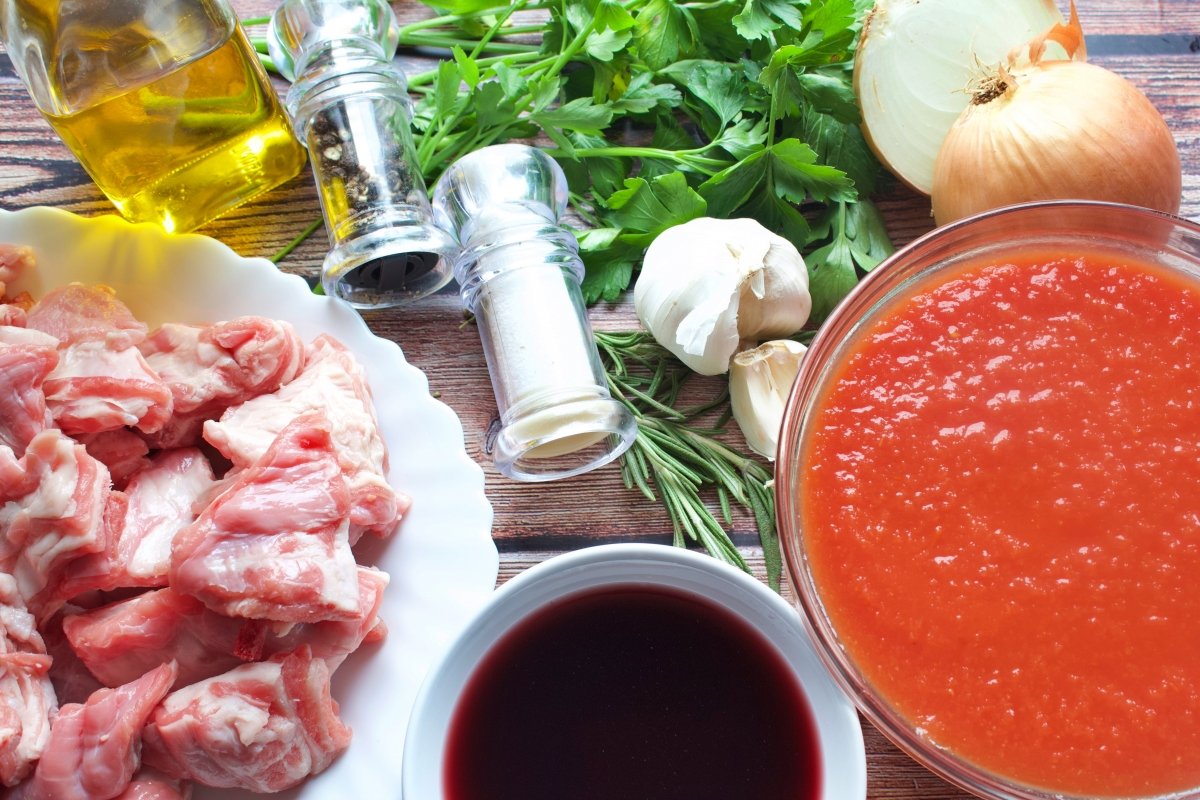 Ingredientes del cordero en salsa de tomate