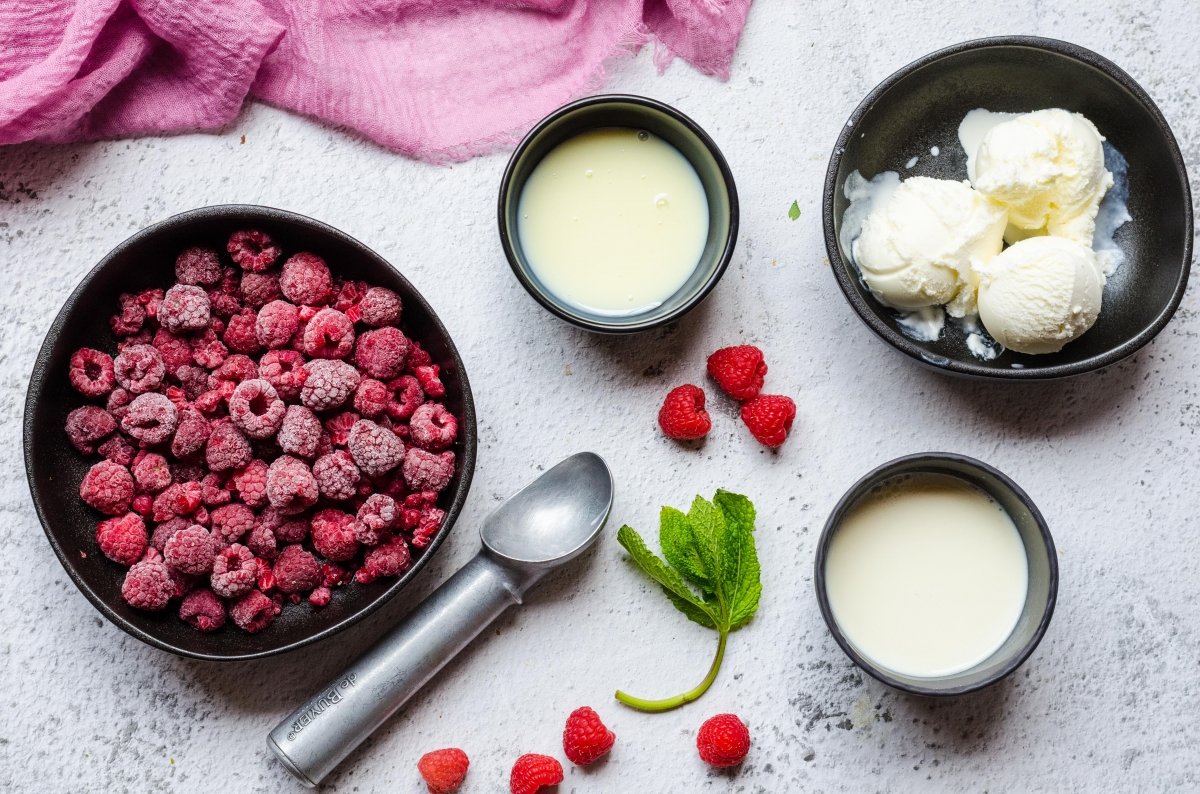 Raspberry ice cream ingredients