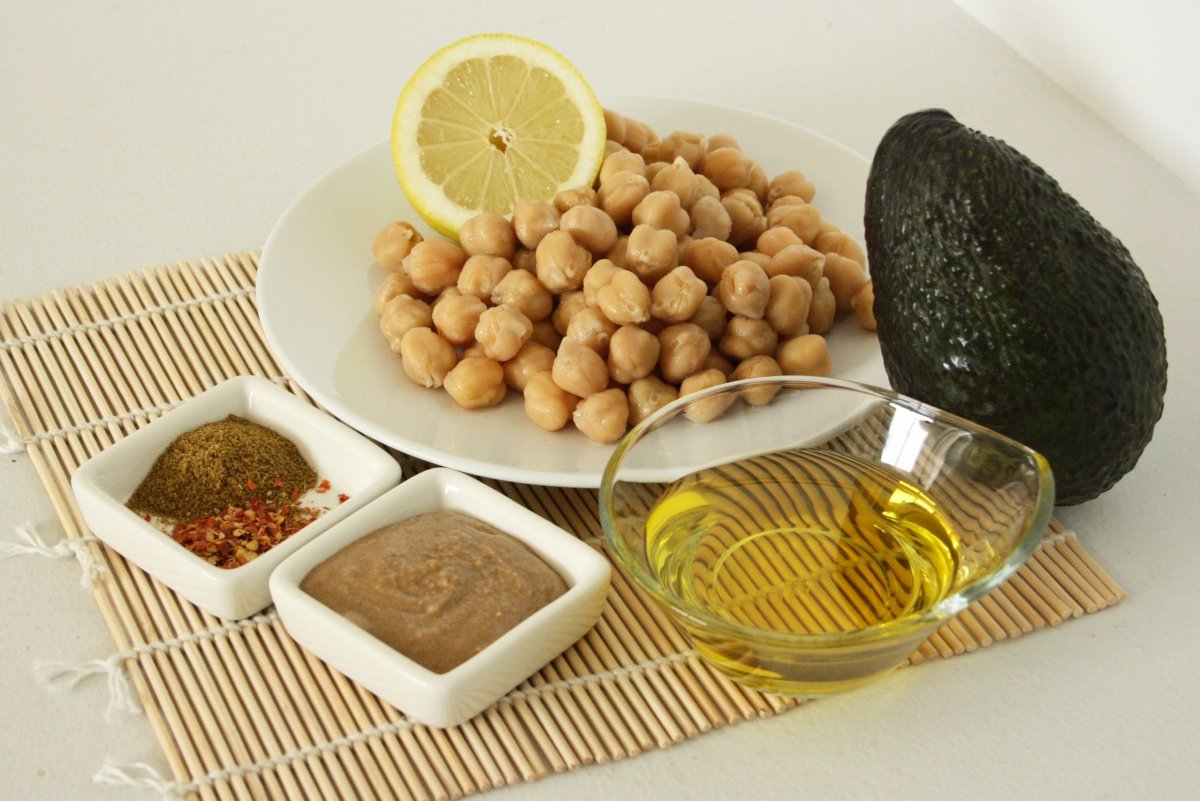 Ingredientes del hummus de aguacate