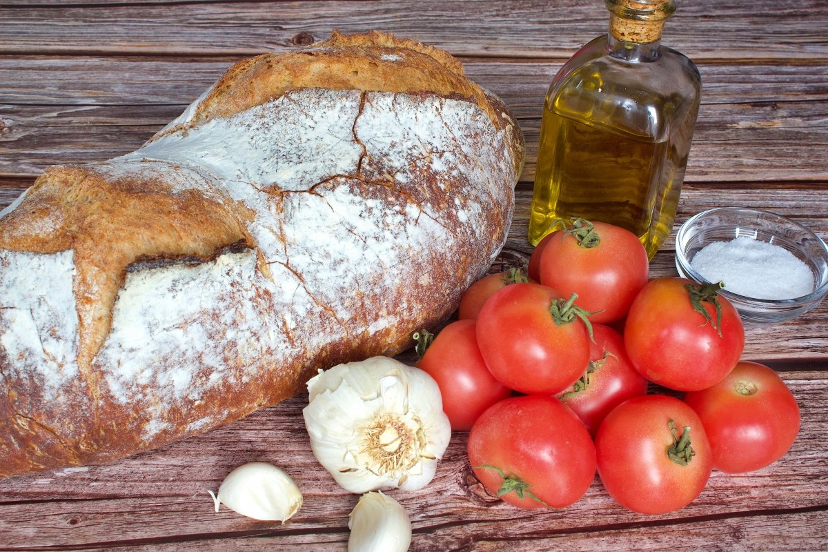 Ingredientes del pan con tomate (pa amb tomàquet)