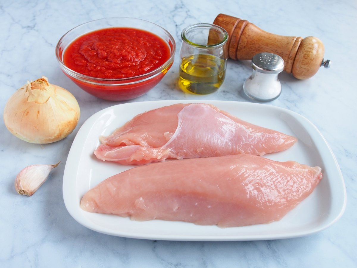Ingredientes del pavo en salsa de tomate