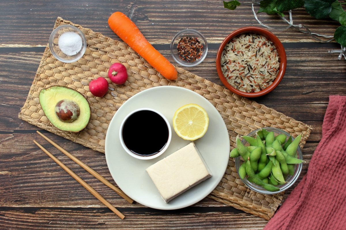 Ingredientes del poke bowl de tofu, arroz y aguacate vegetariano