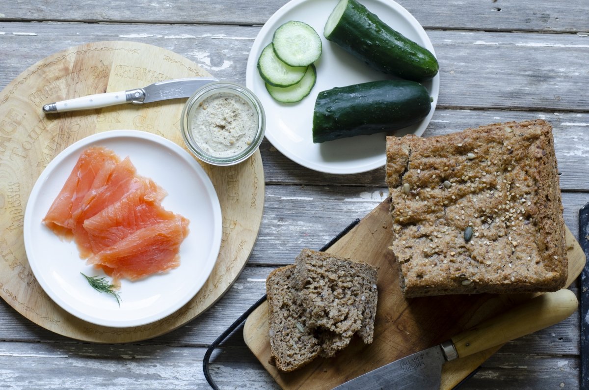 Ingredientes del sandwich de salmón ahumado mostaza y pepino