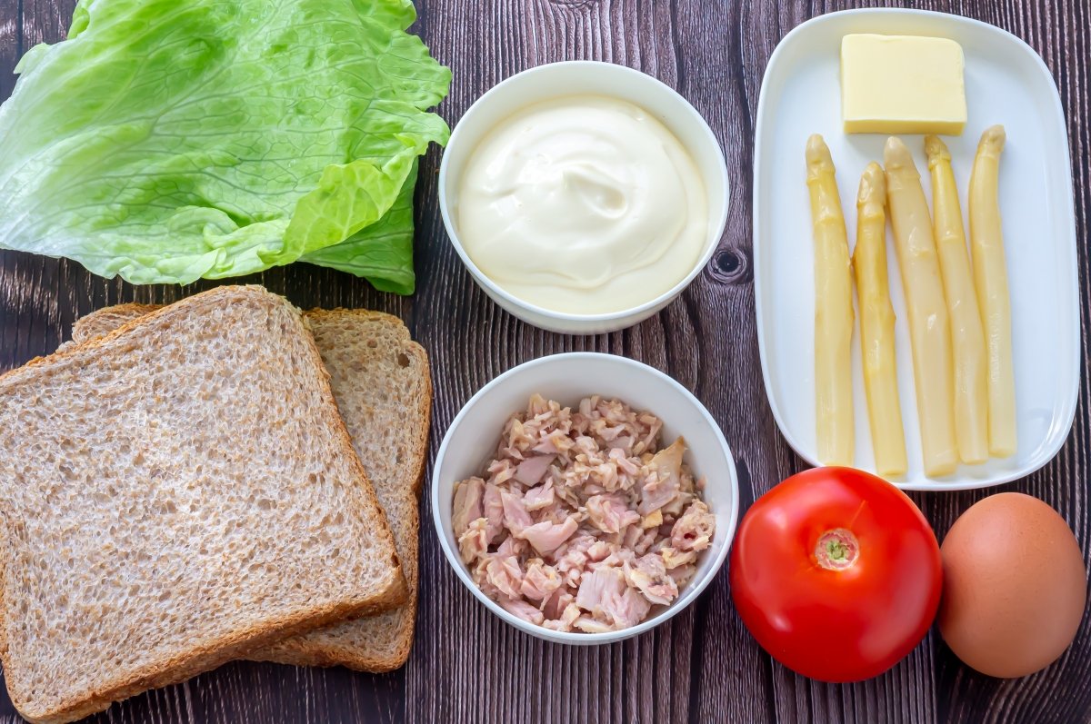 Ingredientes del sandwich vegetal con atún y mayonesa