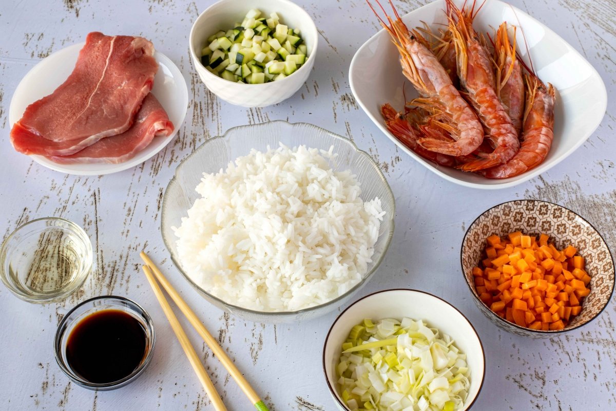 Ingredientes del yakimeshi o arroz frito japonés