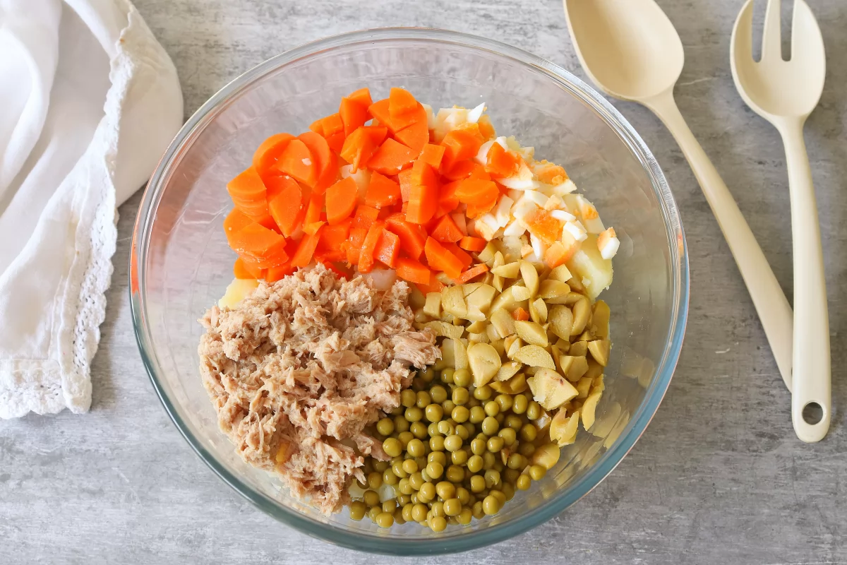 Ingredientes en bol ensaladilla rusa