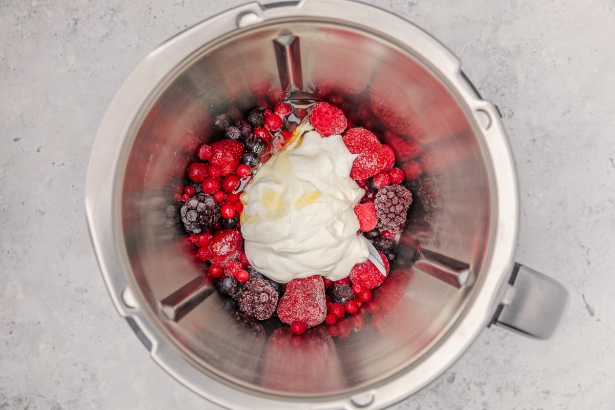 Ingredientes en el vaso para el helado de frutas congeladas en Thermomix