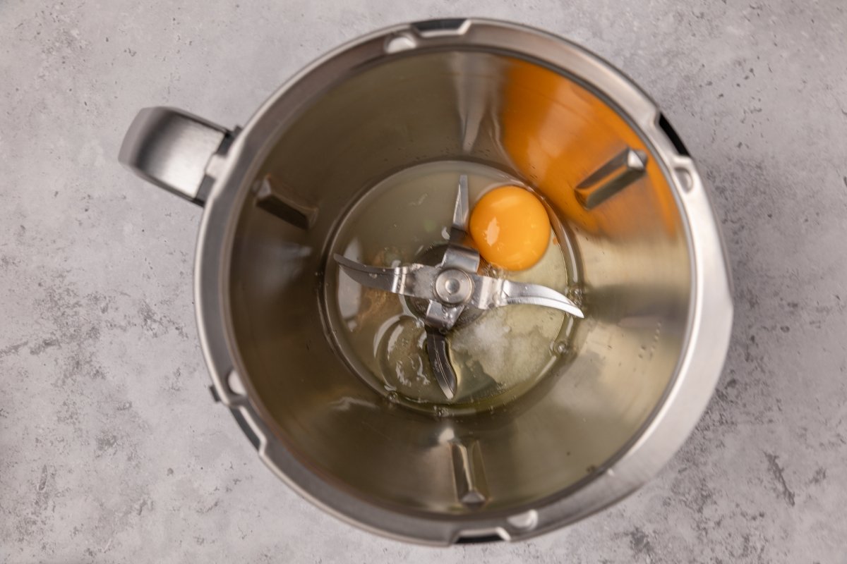 Ingredientes en el vaso para la mayonesa en Thermomix