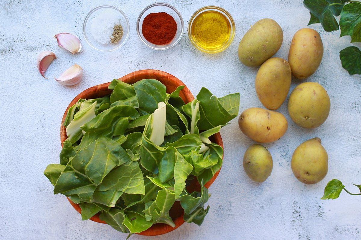 Ingredientes necesarios para hacer acelgas con patatas y pimentón