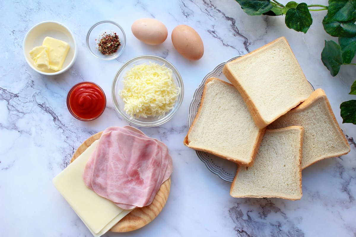 Ingredientes necesarios para hacer el sándwich al horno con huevo, jamón cocido y queso