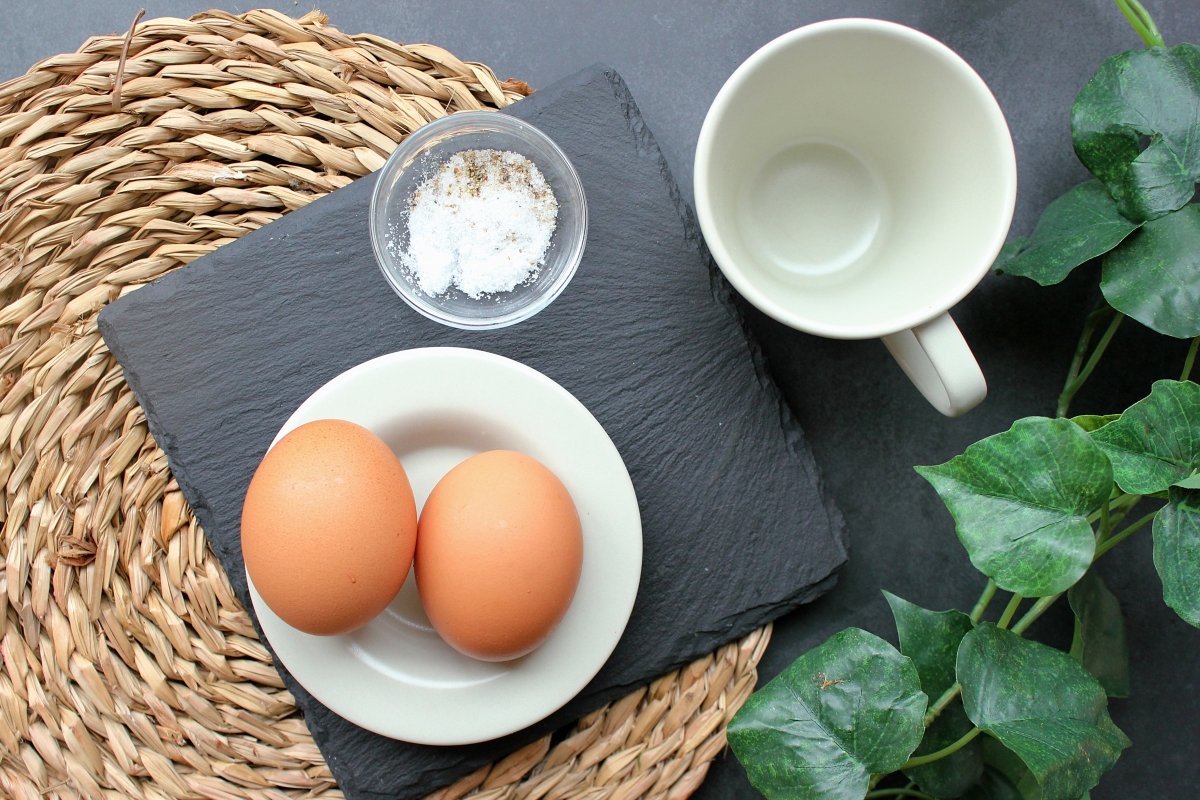 Ingredientes necesarios para hacer huevos duros al microondas