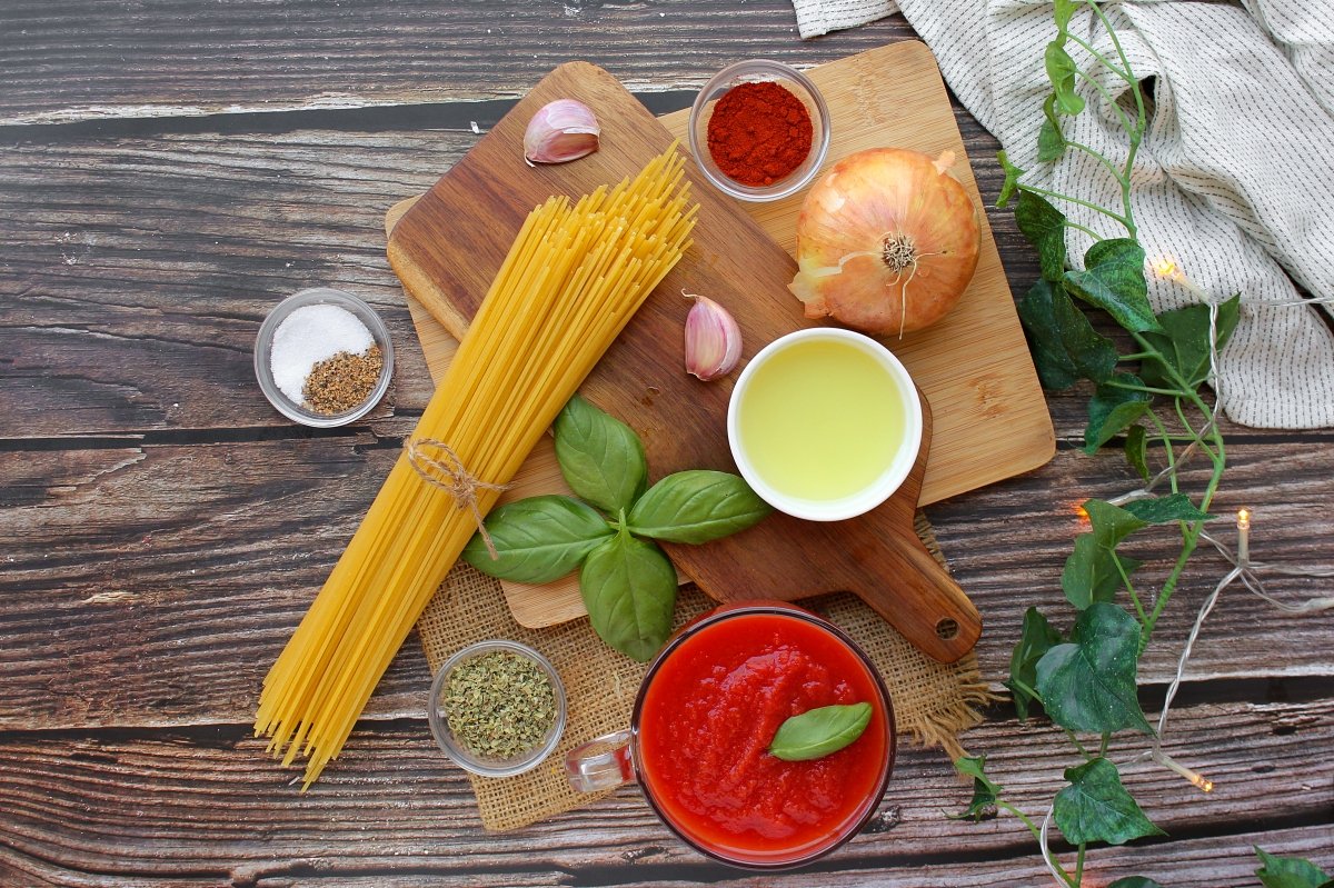 Ingredientes necesarios para hacer los espaguetis rojos con tomate
