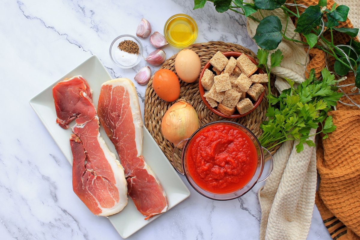 Ingredientes necesarios para hacer magras con tomate y huevo