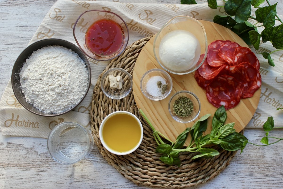 Ingredientes necesarios para hacer pizza a la sartén con chorizo y queso