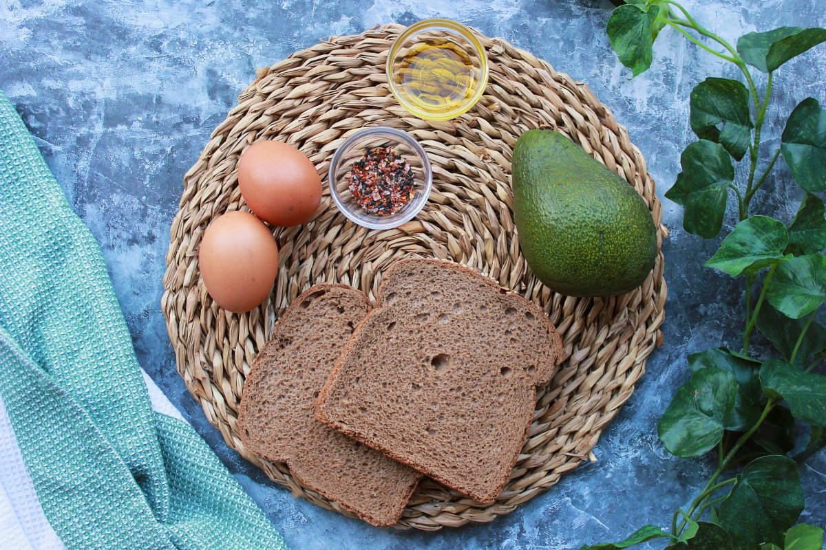 Ingredients needed to make an avocado and egg sandwich