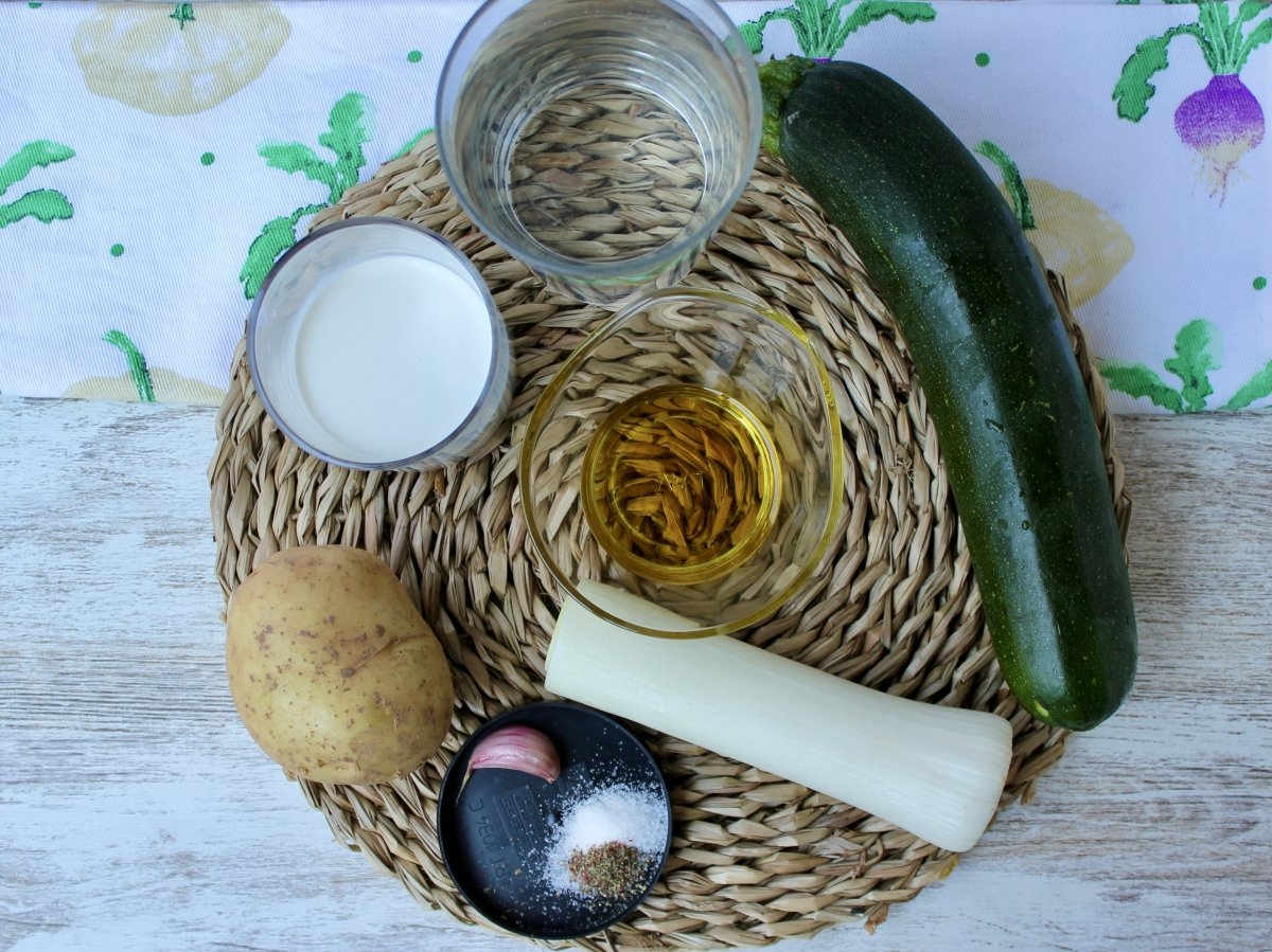 Ingredientes necesarios para la elaboración del puré de calabacín y puerro
