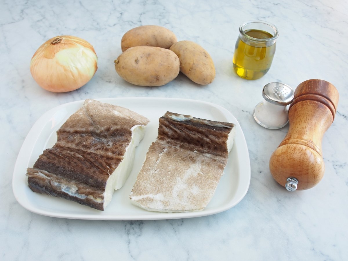 ingredientes necesarios para la realización de bacalao a la portuguesa o bacalao al horno con patata