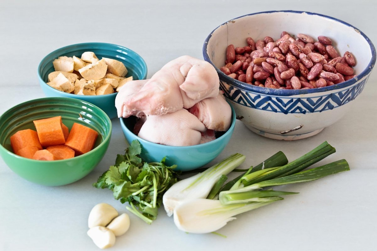 Ingredientes para cocer los frijoles colombianos