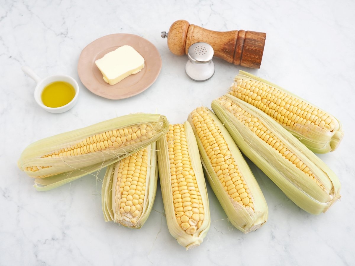 Ingredientes para cocinar las mazorcas de maíz