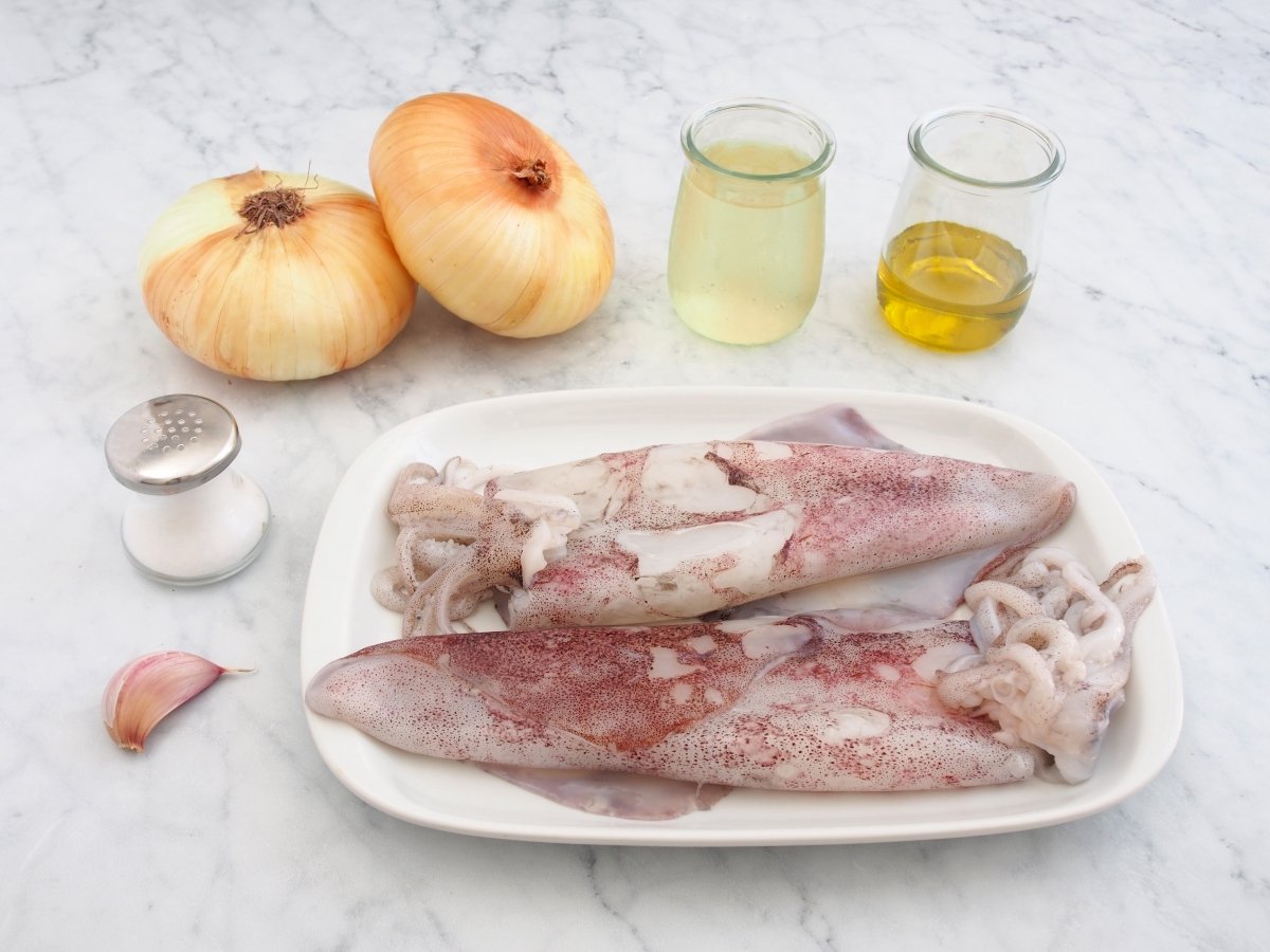 ingredientes para cocinar los calamares encebollados