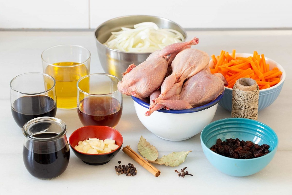 ingredientes para codornices en escabeche