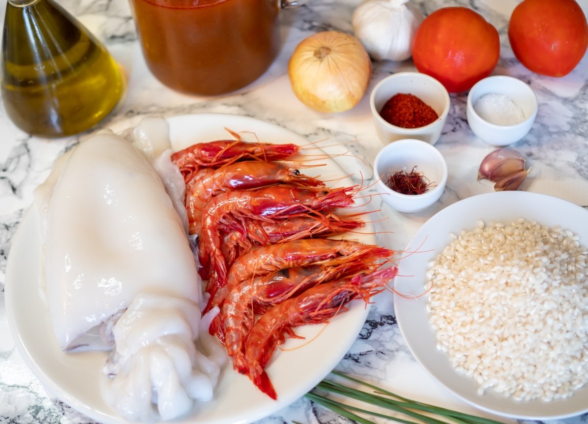 Ingredientes para el arroz con sepia y gambas