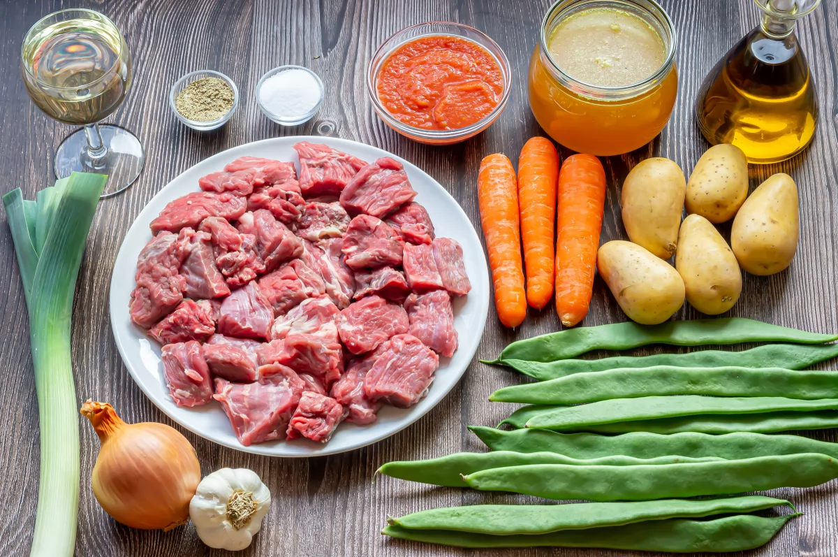 Ternera guisada con verduras 1 Ingredientes para el guiso de ternera con verduras *