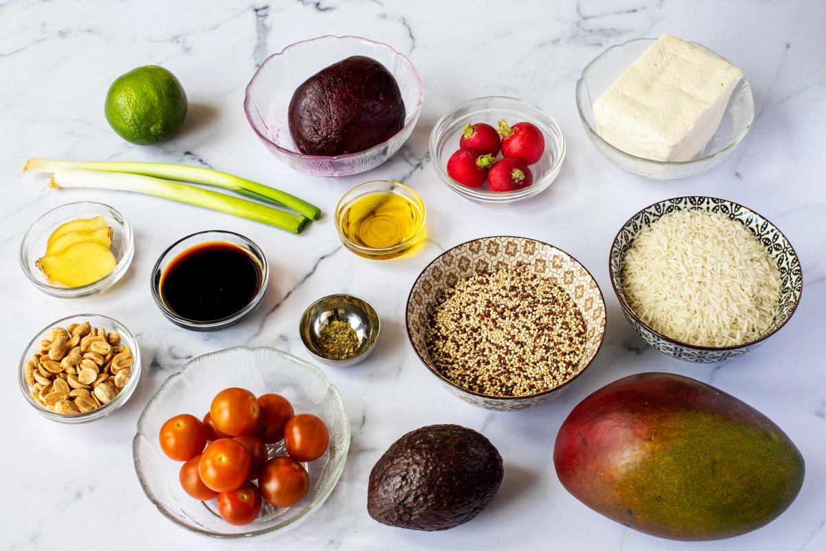 Ingredientes para el poke bowl de quinoa y arroz vegano