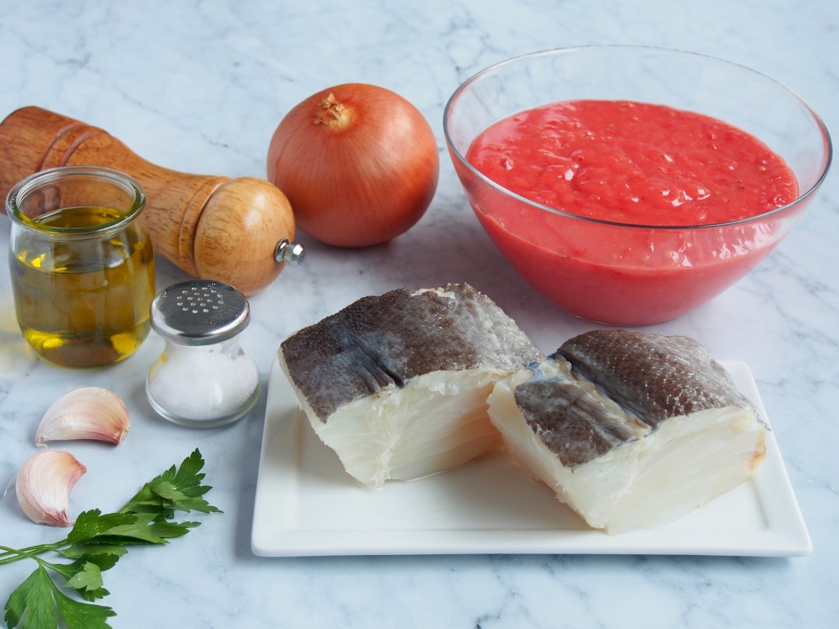 Ingredientes para elaborar bacalao con tomate