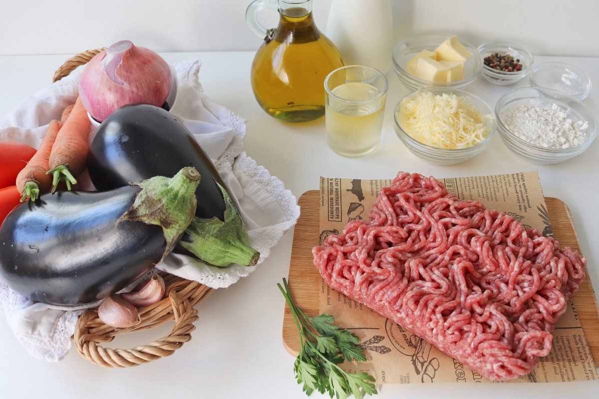 Ingredientes para elaborar berenjenas rellenas de carne al horno