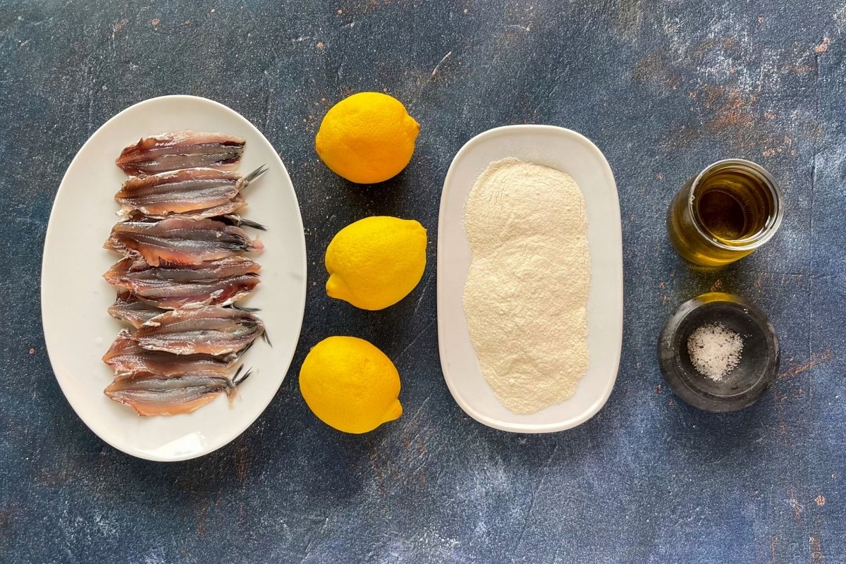 Ingredientes para elaborar boquerones fritos rebozados al limón