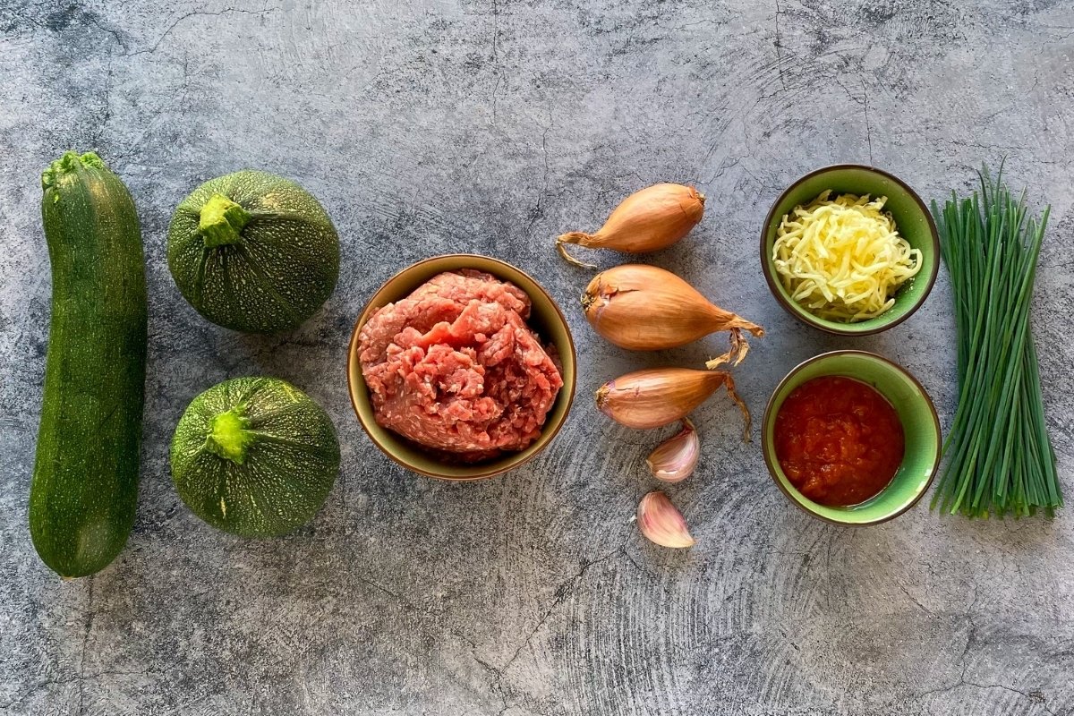Ingredientes para elaborar calabacines rellenos de carne
