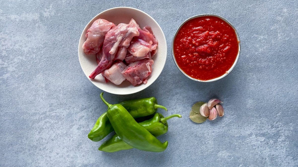 Ingredientes para elaborar conejo con tomate