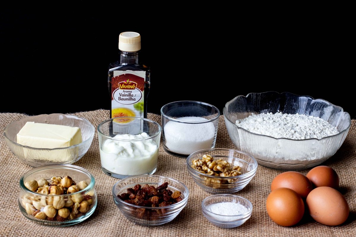 Ingredientes para elaborar el bizcocho de frutos secos