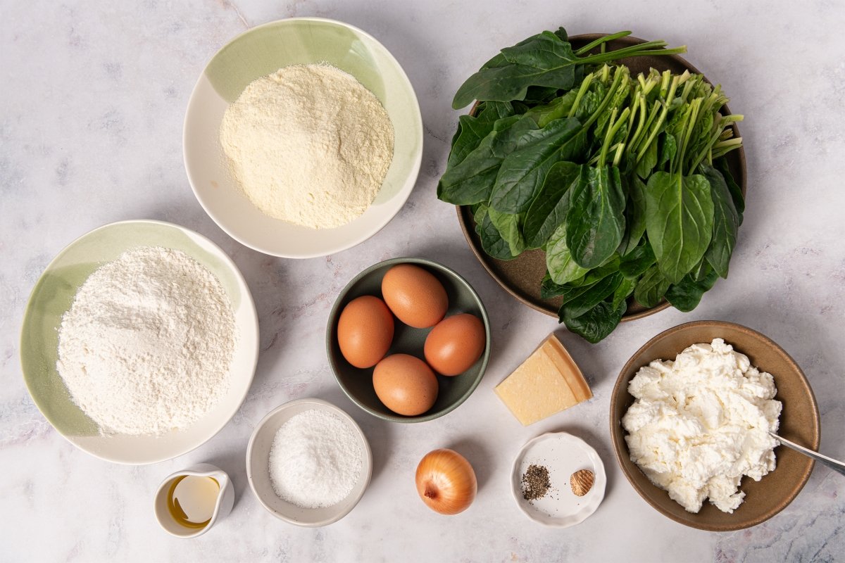 Ingredientes para elaborar raviolis rellenos de espinacas y requesón