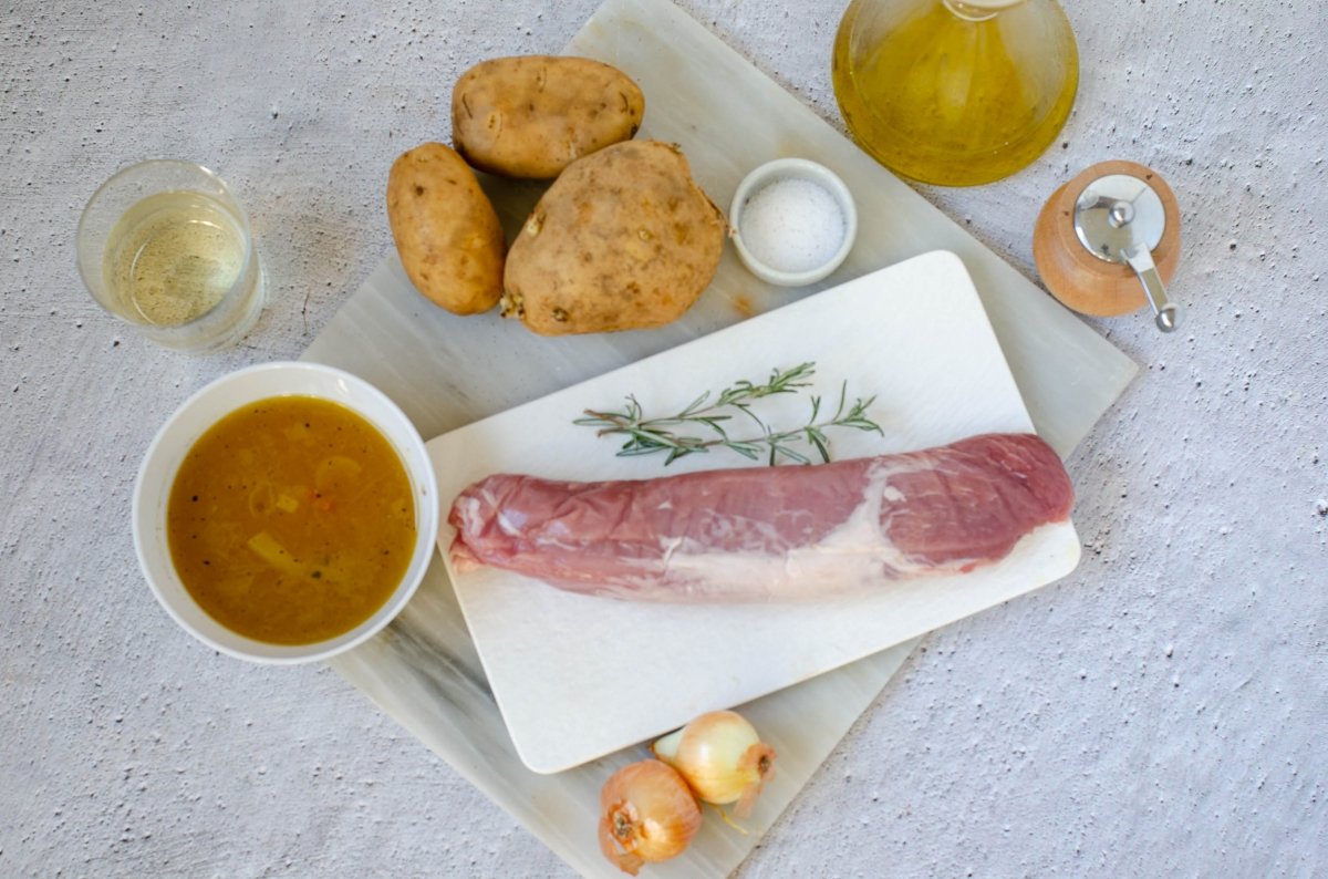 Ingredientes para elaborar solomillo de cerdo al horno con patatas